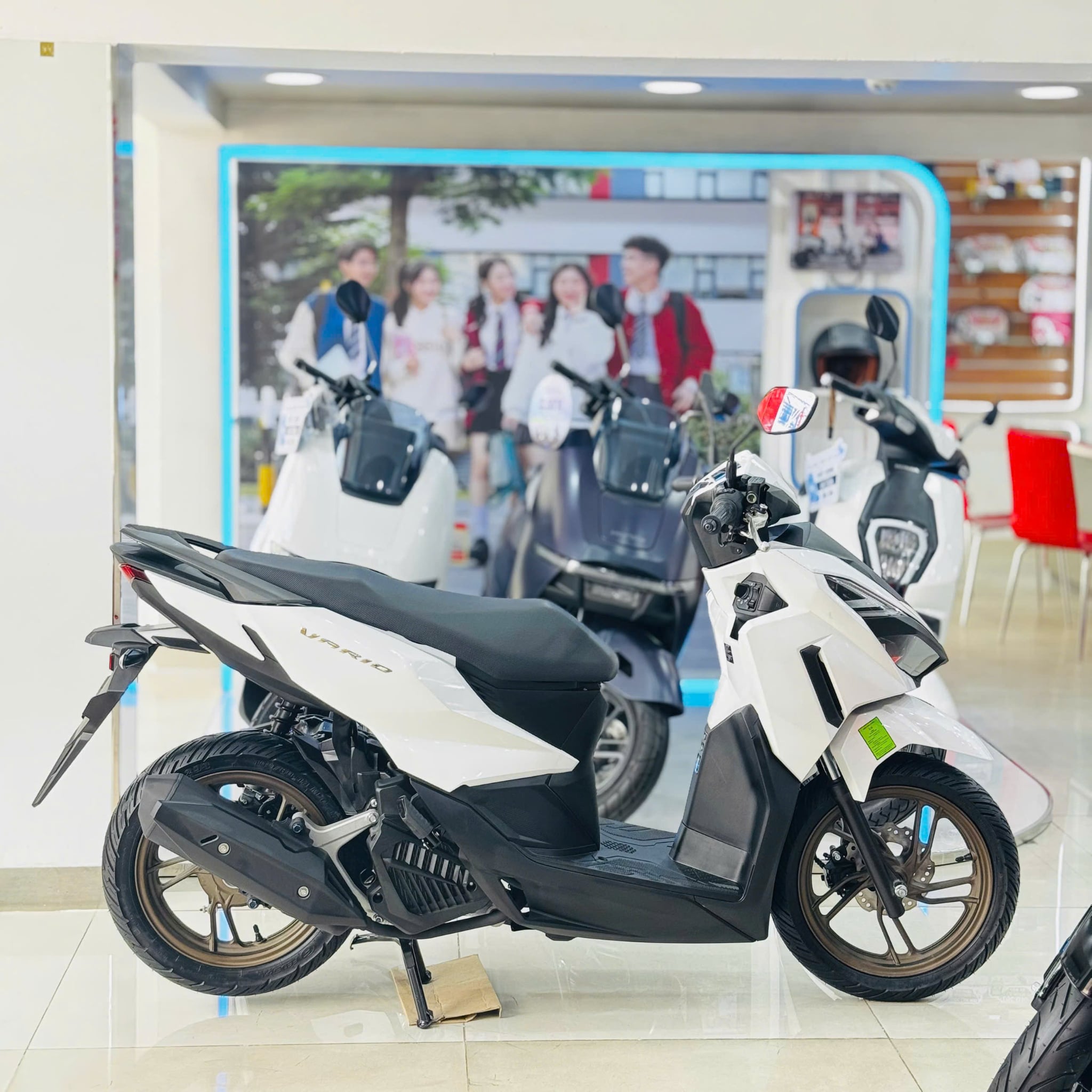 VARIO 125 (2027) TRẮNG