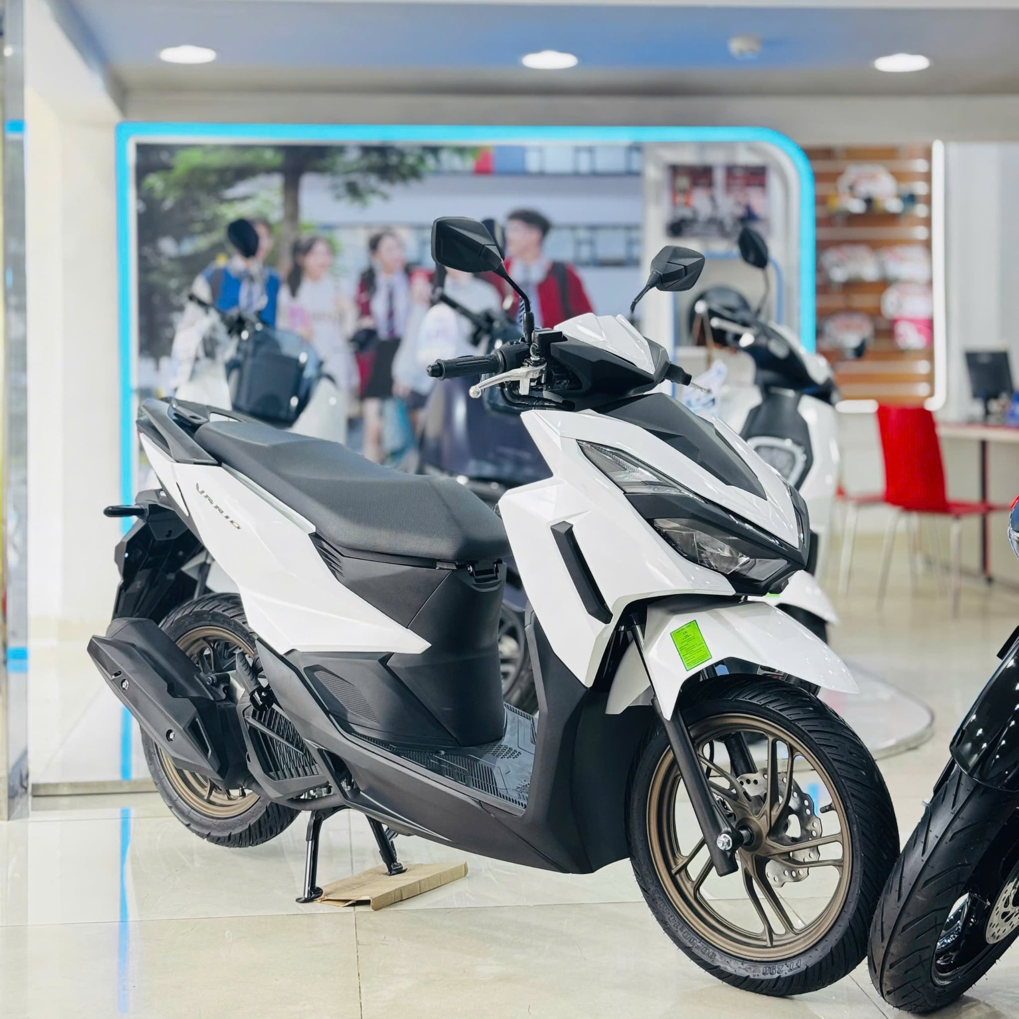 VARIO 125 (2027) TRẮNG