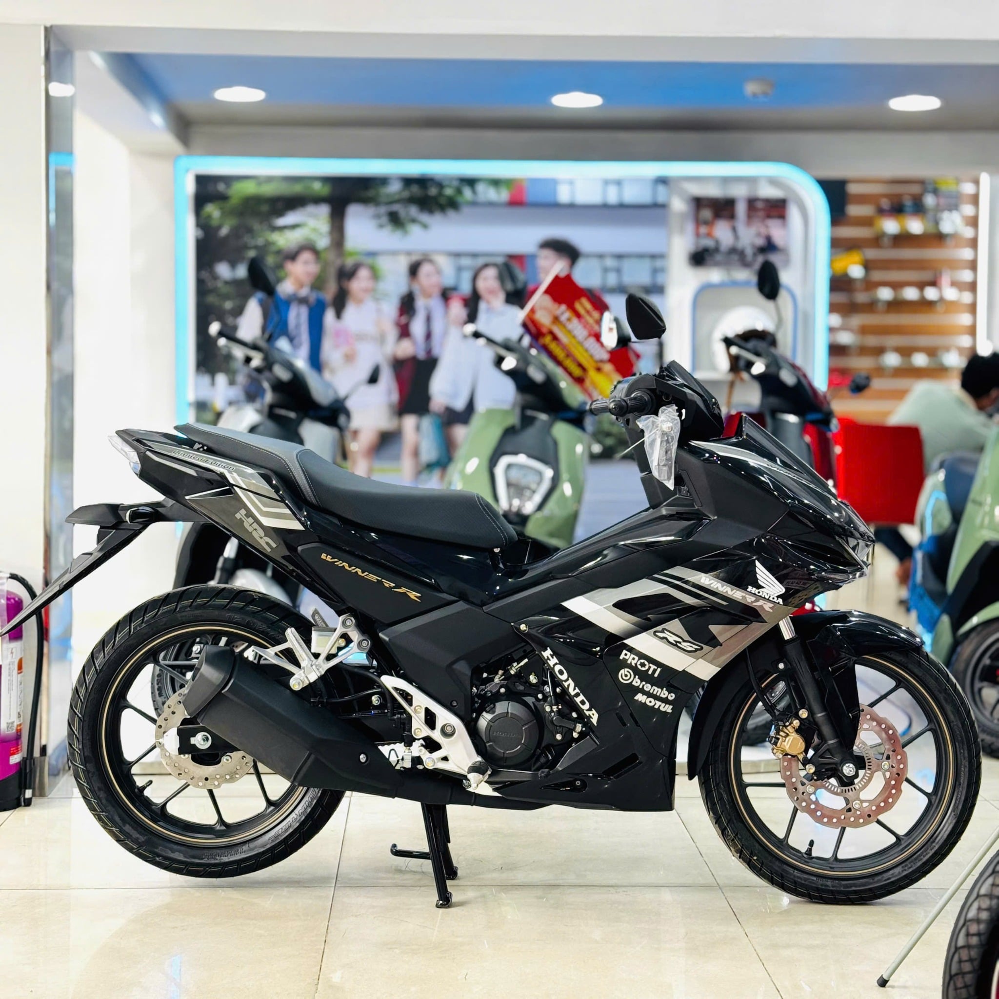 WINNER R ĐẤU TEM ĐEN