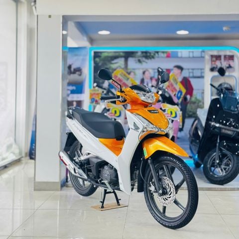 Future Trắng Cam Titan