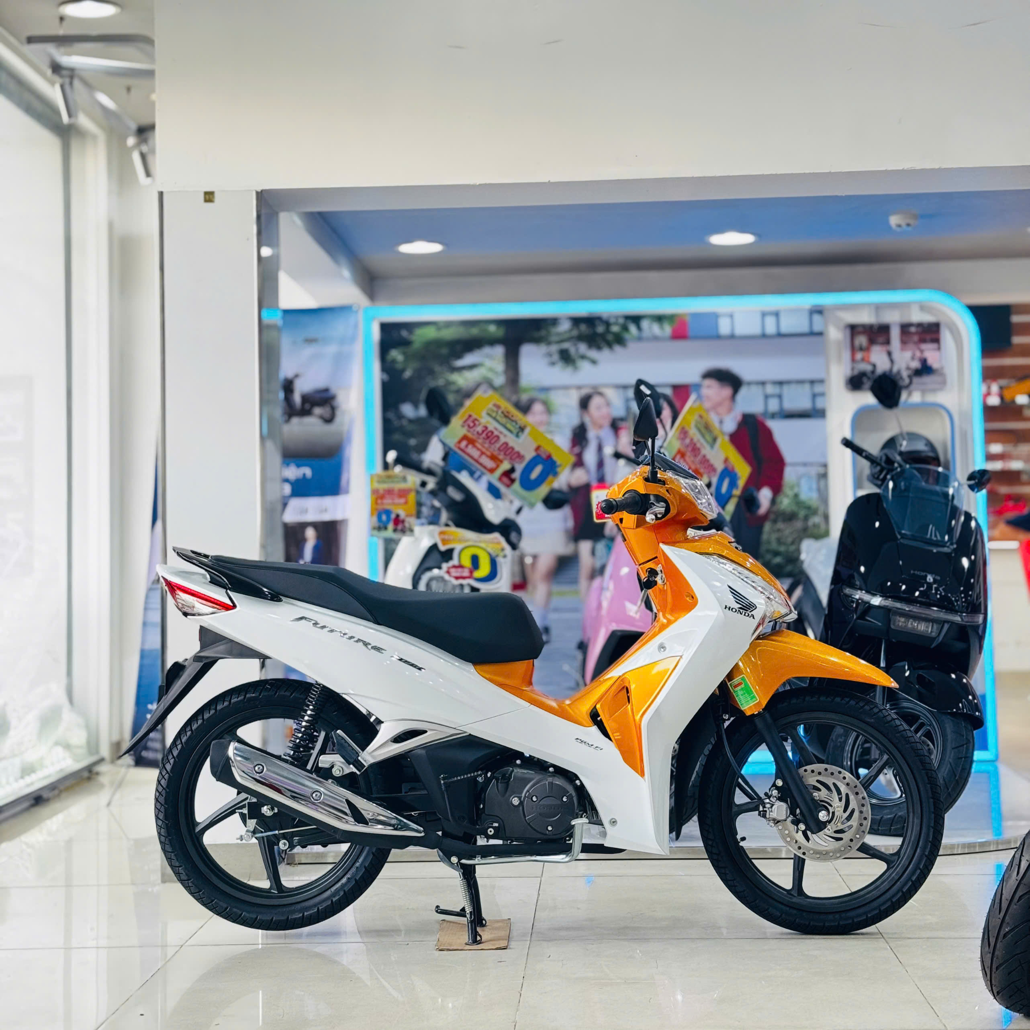 Future Trắng Cam Titan