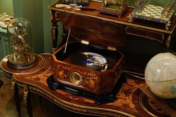  Music Box Clock Disc Queen Elizabeth 2 