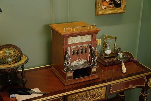  Aces and Eights Western Slot Machine 