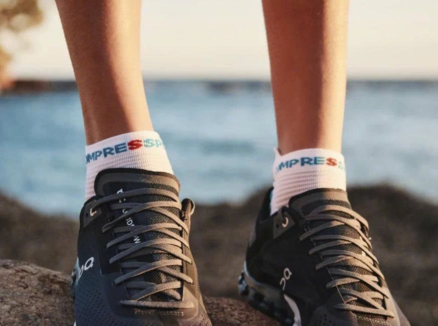 Tất chạy bộ Compressport Unisex's Pro Racing Socks v4.0 Run Low - White/Flord Blue