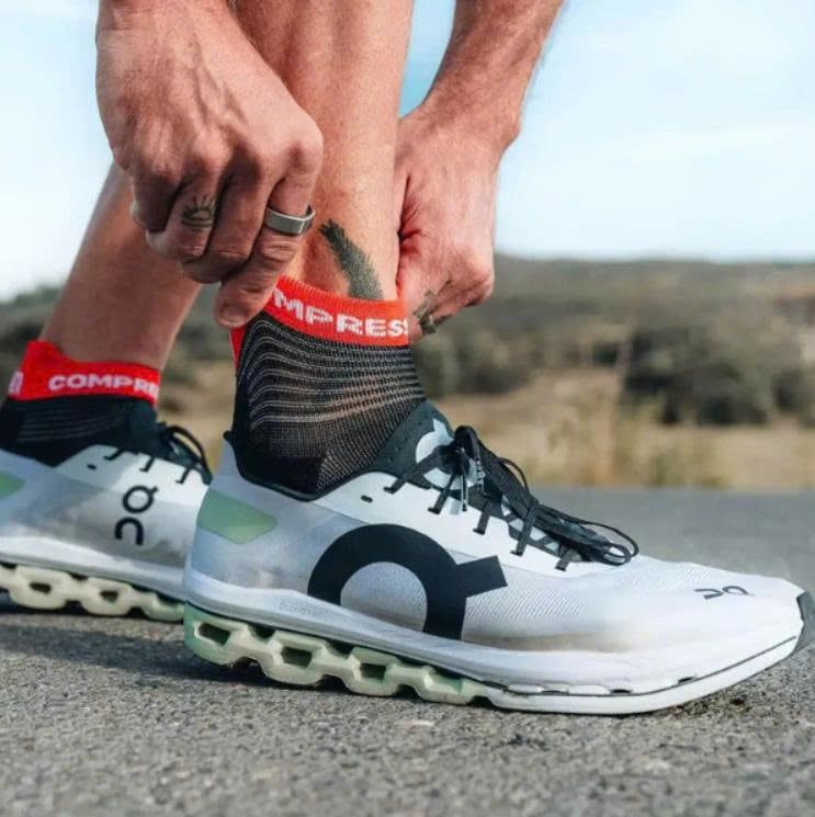 Tất chạy bộ Compressport Unisex's Pro Racing Socks v4.0 Run Low - White/Flord Blue