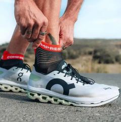 Tất chạy bộ Compressport Unisex's Pro Racing Socks v4.0 Run Low - White/Flord Blue