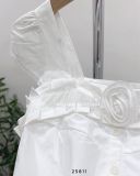  Áo trắng cổ vuông đính bông 5658 