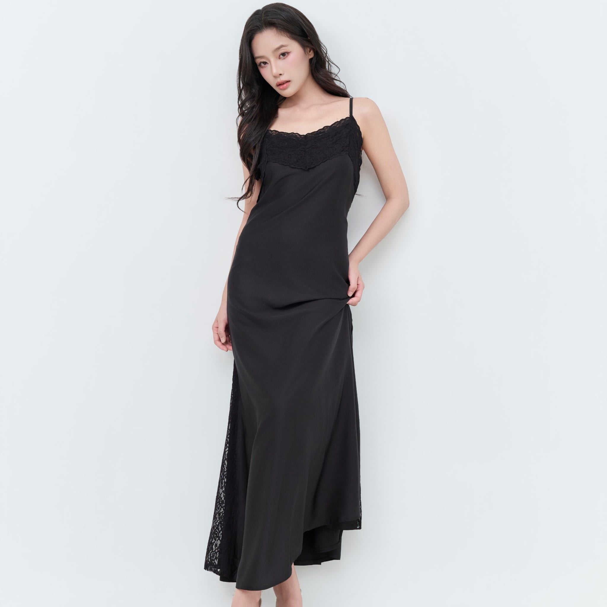  Đầm ngủ nữ ELLE LN2605 hai dây dáng dài phối ren 