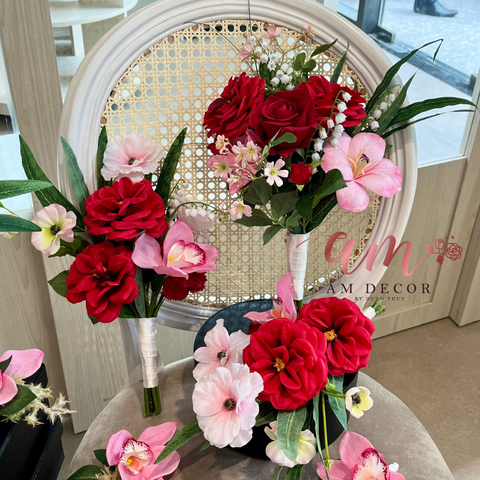  BLISS RUBIS SET FLORAL WEDDING (Bộ Hoa Cầm Tay Phù Dâu và Hoa Cài Áo Phù Rể) 