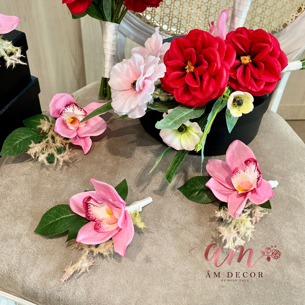 BLISS RUBIS SET FLORAL WEDDING (Bộ Hoa Cầm Tay Phù Dâu và Hoa Cài Áo Phù Rể)