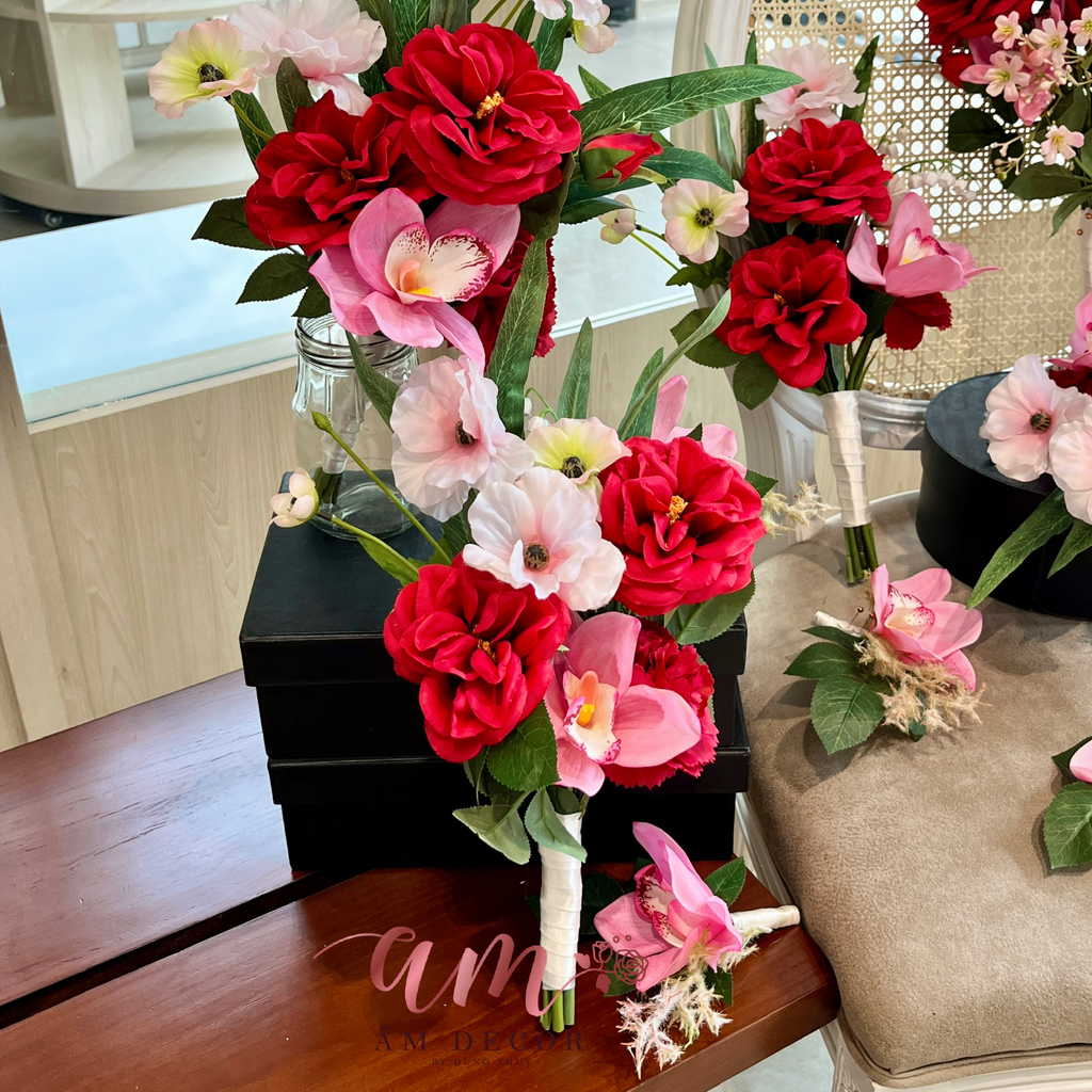BLISS RUBIS SET FLORAL WEDDING (Bộ Hoa Cầm Tay Phù Dâu và Hoa Cài Áo Phù Rể)