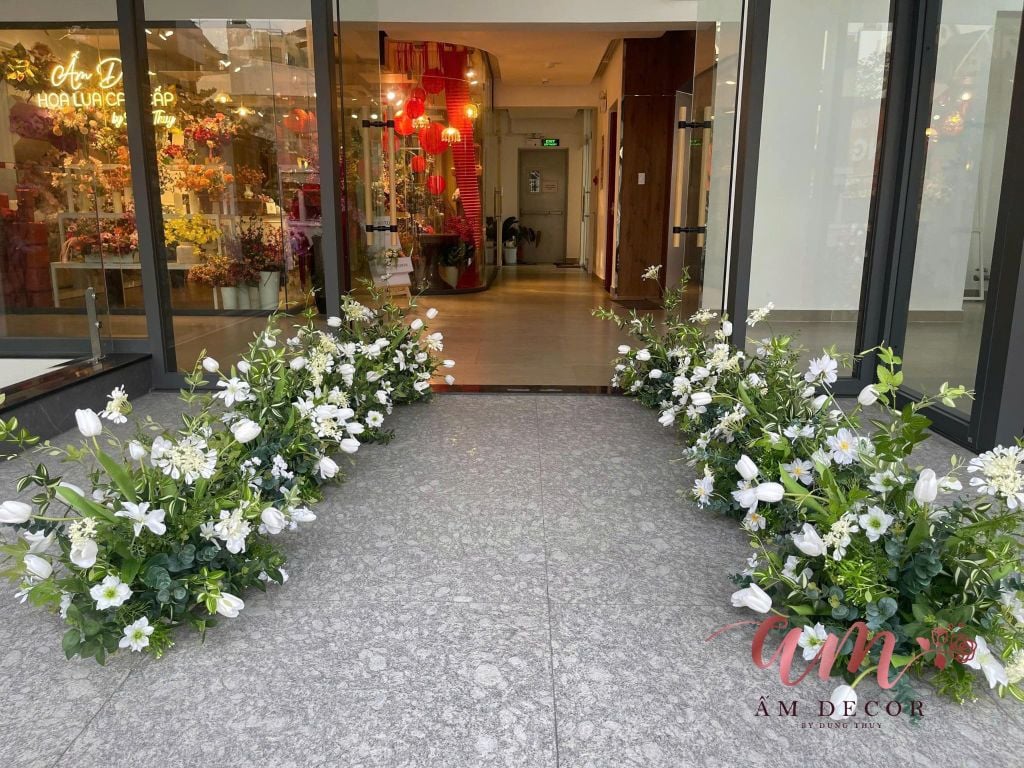 HOA TRANG TRÍ LỐI ĐI VÀ BÀN TIỆC ĐÁM CƯỚI