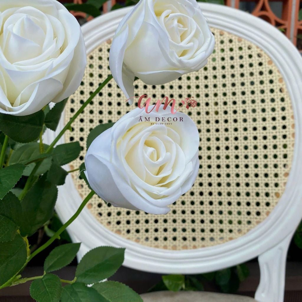 CÀNH HOA HỒNG TRẮNG VƯƠNG MIỆN LỤA ẨM