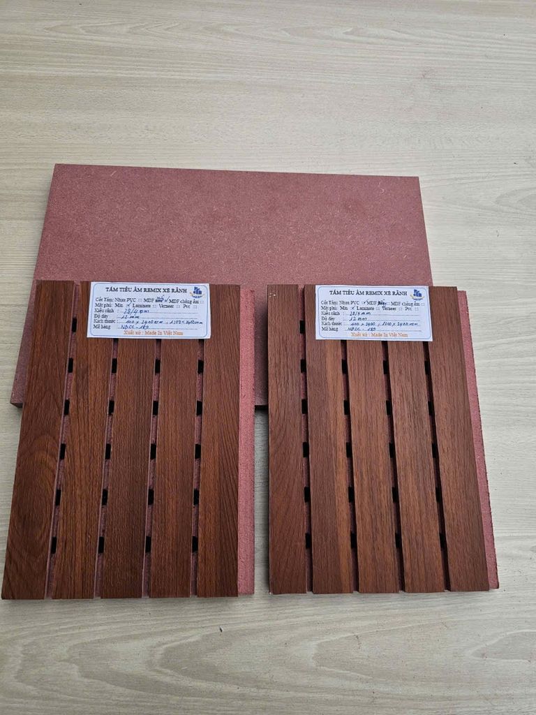 Gỗ tiêu âm chống cháy xẻ rãnh Remix 12mm lõi hồng