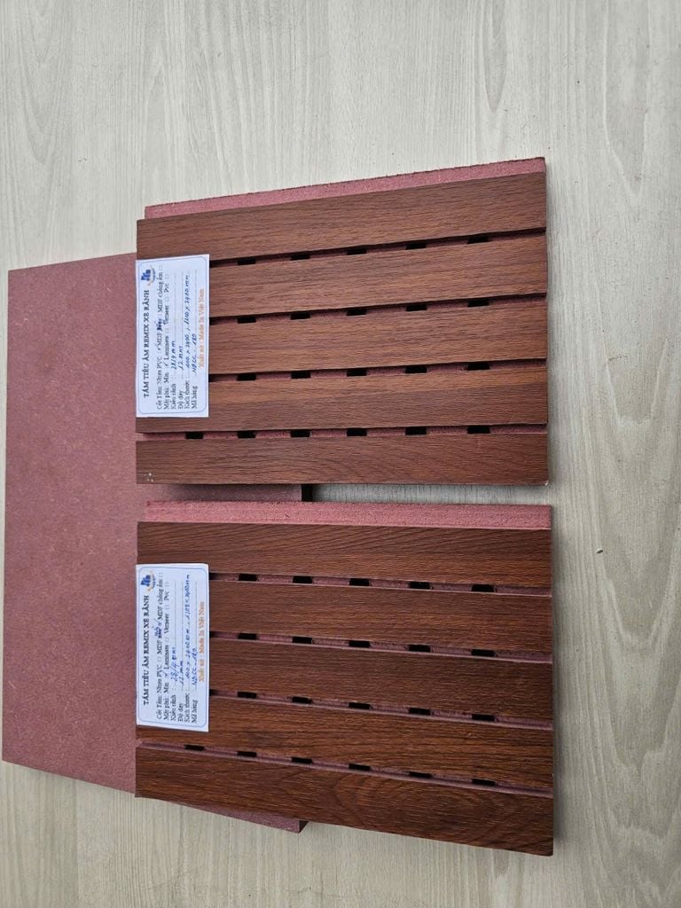 Gỗ tiêu âm chống cháy xẻ rãnh Remix 12mm lõi hồng