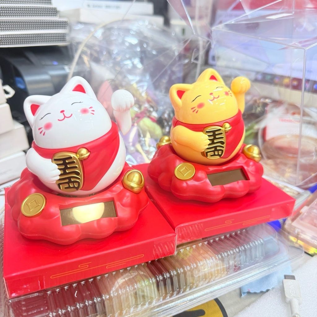 Mèo Thần Tài To Tròn Quay Mang Yếm - Năng Lượng - Tết 2026