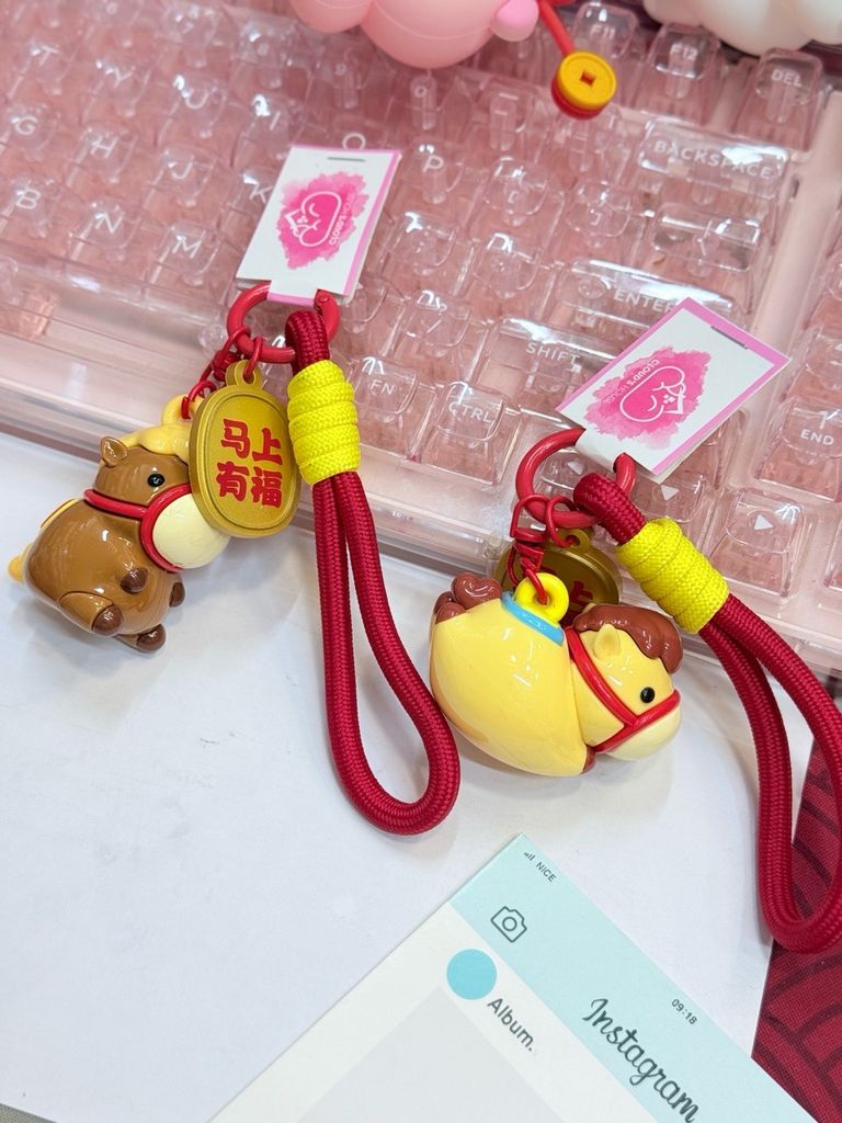 Móc Khóa Ngựa Nhựa Bóng Dây Đỏ Tết 2026