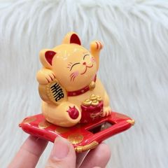 Mèo Thần Tài Cầm Liểng Ngồi Dưới Túi Vàng - Năng Lượng - Tết 2026