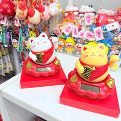 Mèo Thần Tài To Tròn Quay Mang Yếm - Năng Lượng - Tết 2026