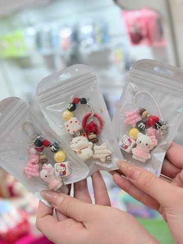 Móc Treo/ Móc Khóa Mèo Trắng Cầm Quạt Vàng Nhiều Charm Tết 2026