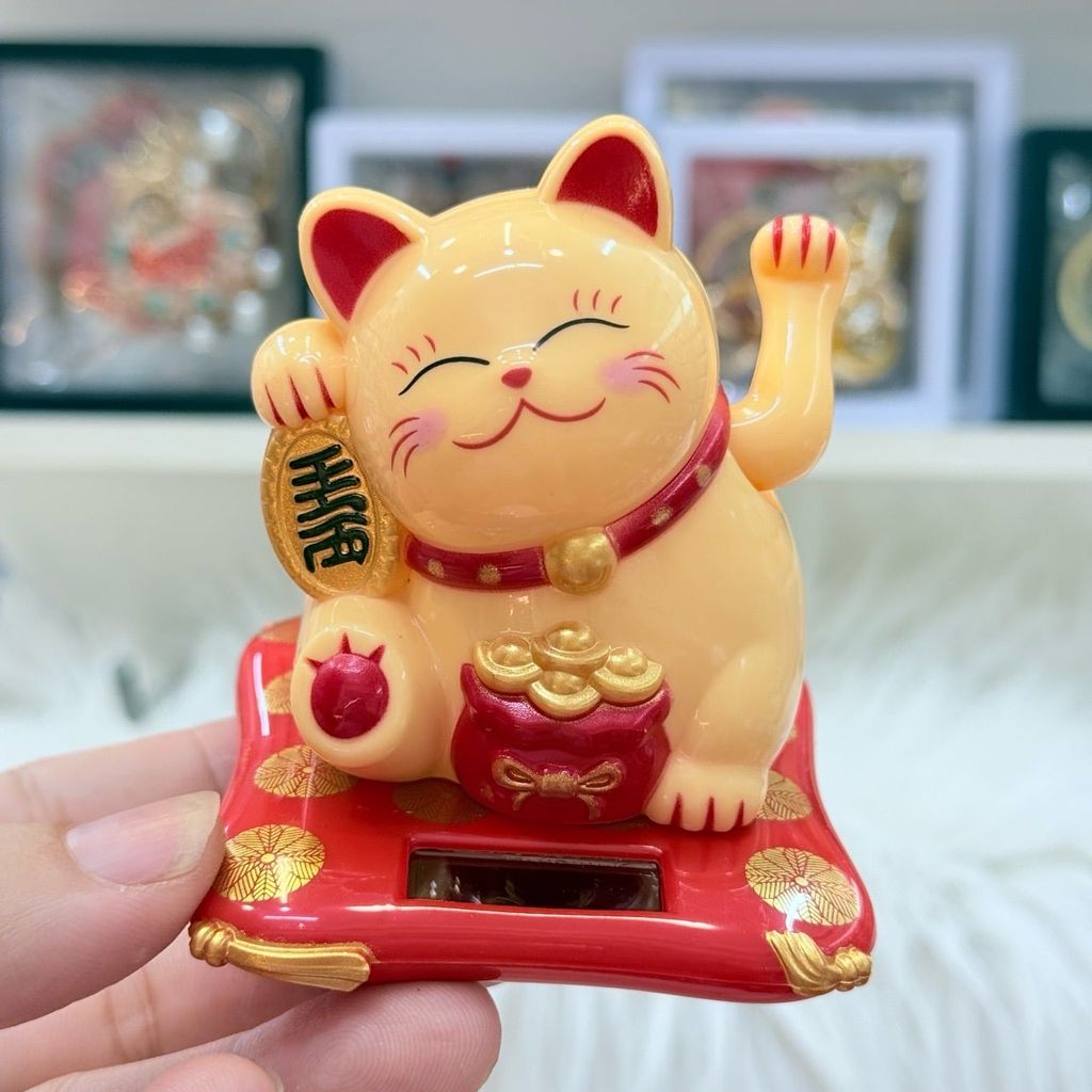 Mèo Thần Tài Cầm Liểng Ngồi Dưới Túi Vàng - Năng Lượng - Tết 2026