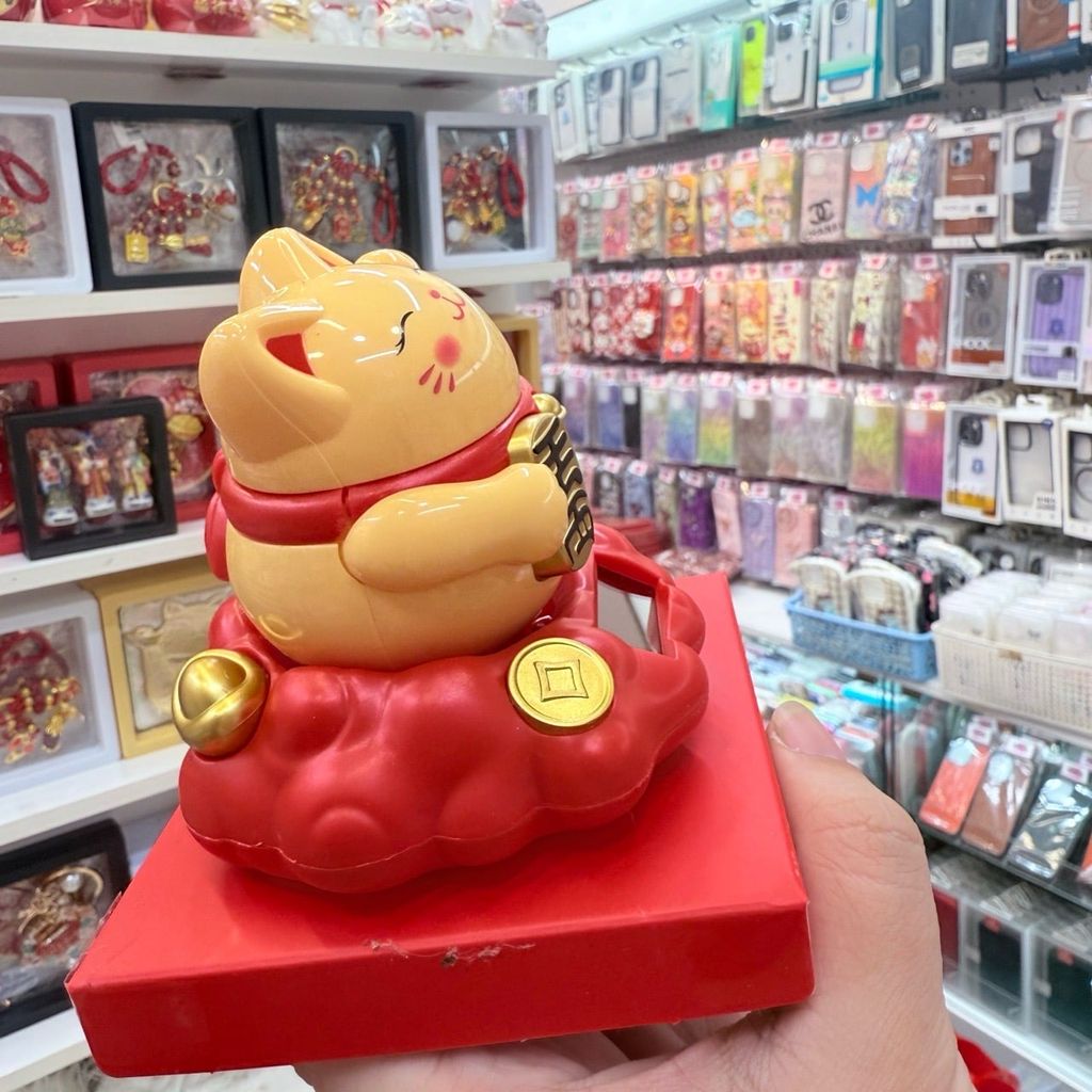 Mèo Thần Tài To Tròn Quay Mang Yếm - Năng Lượng - Tết 2026