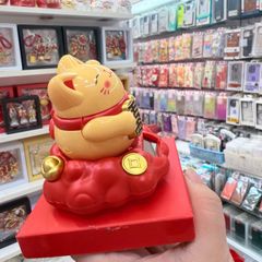 Mèo Thần Tài To Tròn Quay Mang Yếm - Năng Lượng - Tết 2026