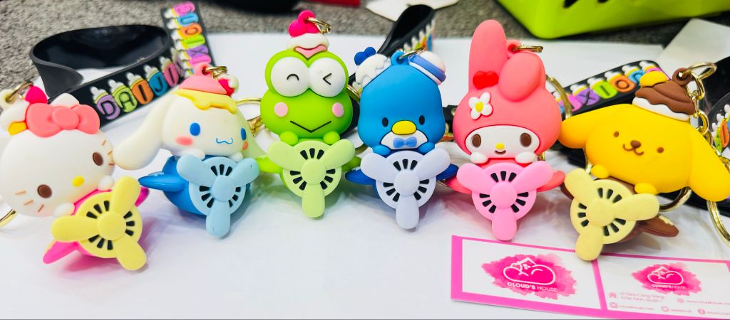 Móc Khóa Sanrio Lái Máy Bay