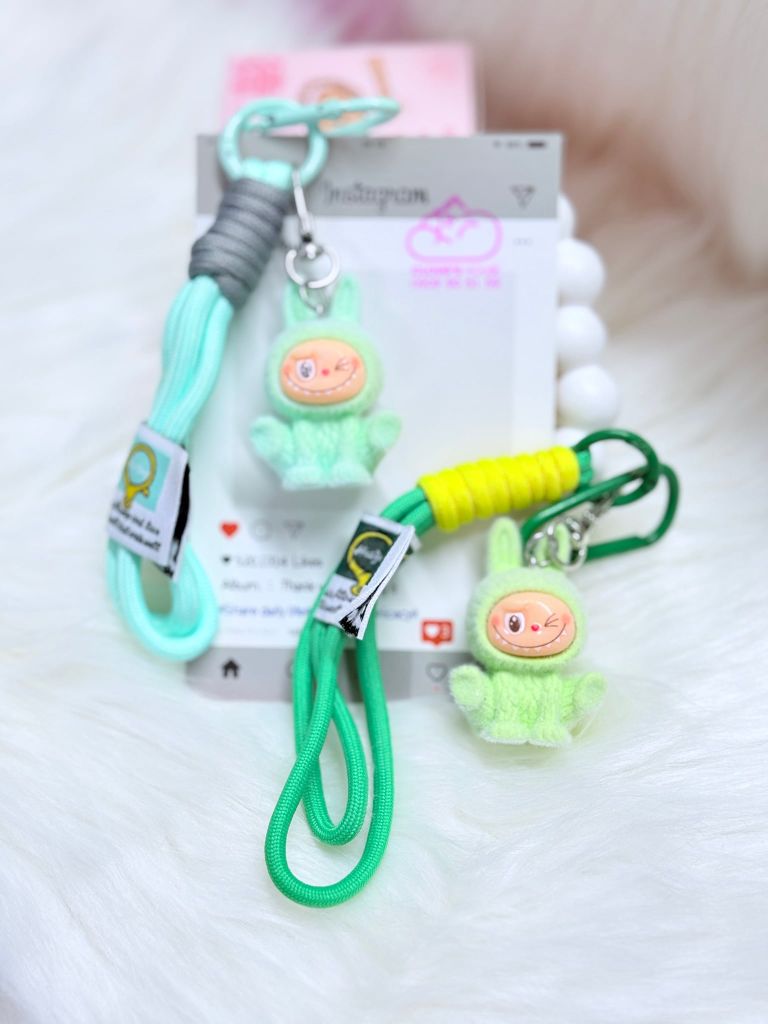 Dây đeo ngắn móc tay LABUBU chất dù giữ điện thoại màu phối trơn ( DÂY NGẮN) - kèm móc hoạt hình