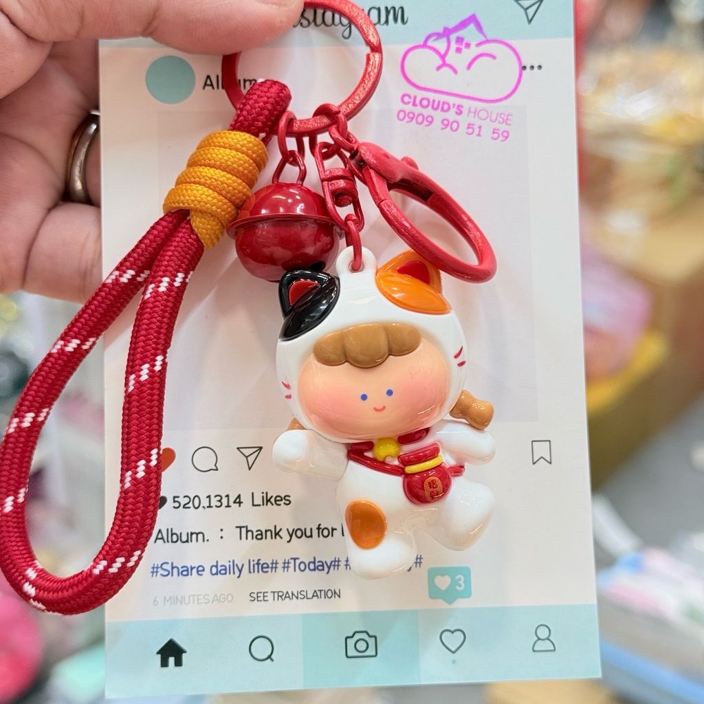 Móc Khóa Cô Gái Cosplay Nhựa Bóng Dây Đỏ Tết 2026