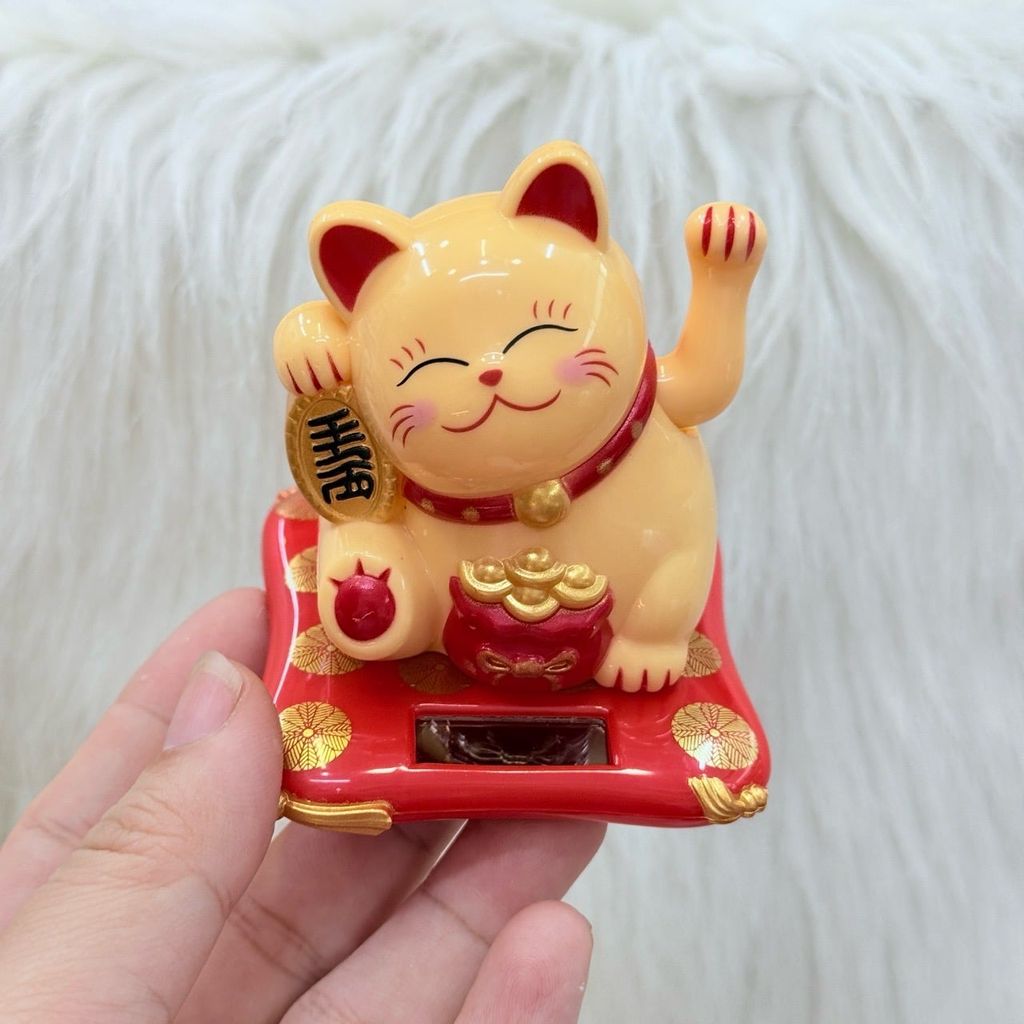 Mèo Thần Tài Cầm Liểng Ngồi Dưới Túi Vàng - Năng Lượng - Tết 2026