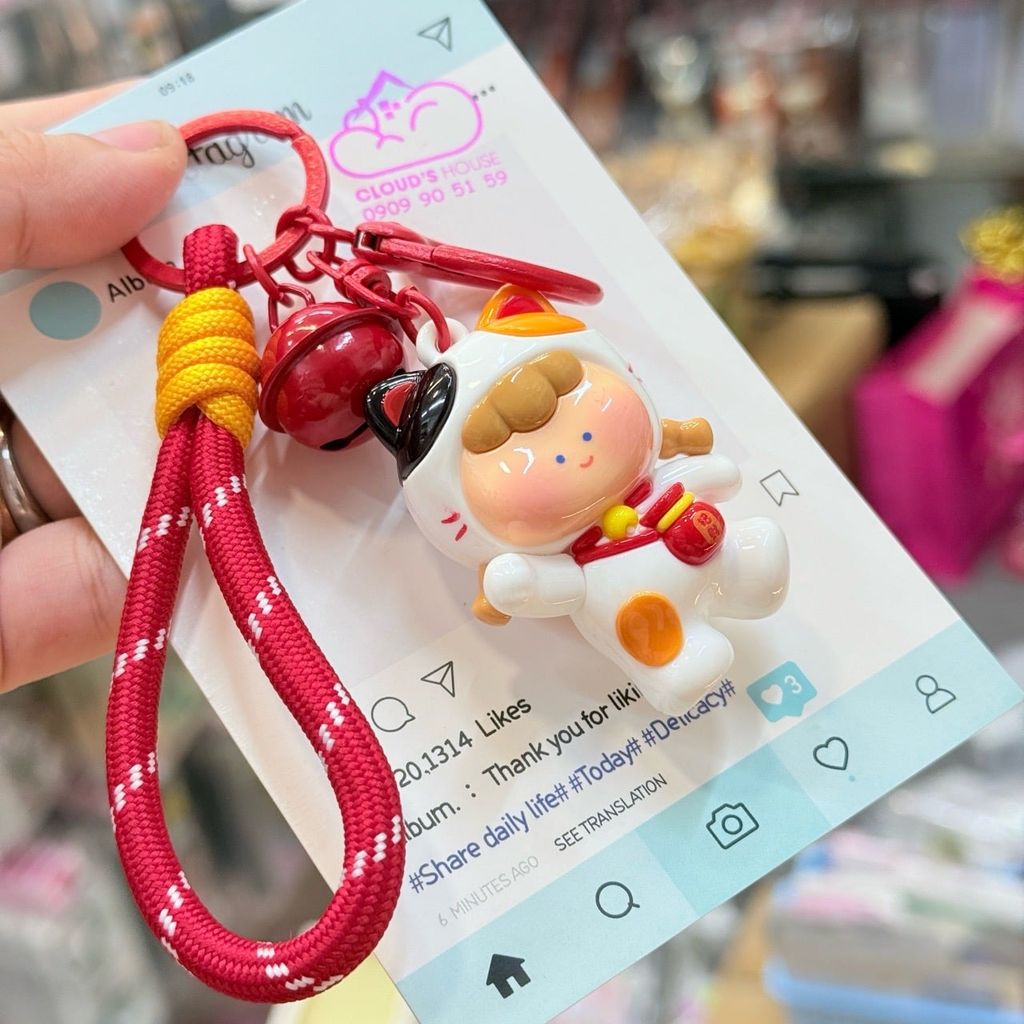 Móc Khóa Cô Gái Cosplay Nhựa Bóng Dây Đỏ Tết 2026