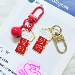 Móc treo/ Móc Khóa Mèo Thẻ Cầm Liểng Kèm Chuông