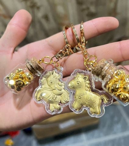 MÓC KHÓA NGỰA VÀNG KÈM HỦ VÀNG