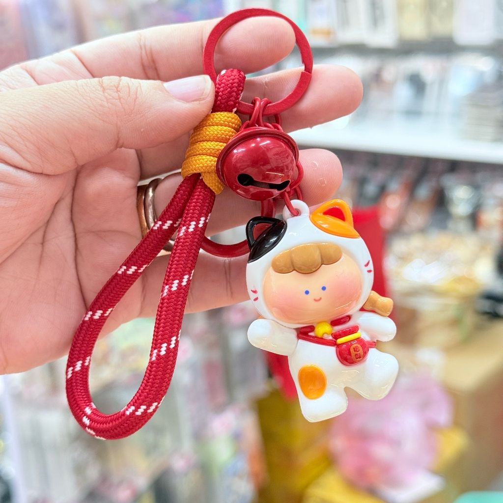 Móc Khóa Cô Gái Cosplay Nhựa Bóng Dây Đỏ Tết 2026