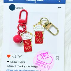 Móc treo/ Móc Khóa Mèo Thẻ Cầm Liểng Kèm Chuông