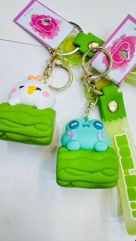 Móc Khóa Con Thú Ôm Khúc Cây Xanh Lá