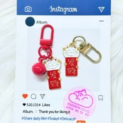 Móc treo/ Móc Khóa Mèo Thẻ Cầm Liểng Kèm Chuông