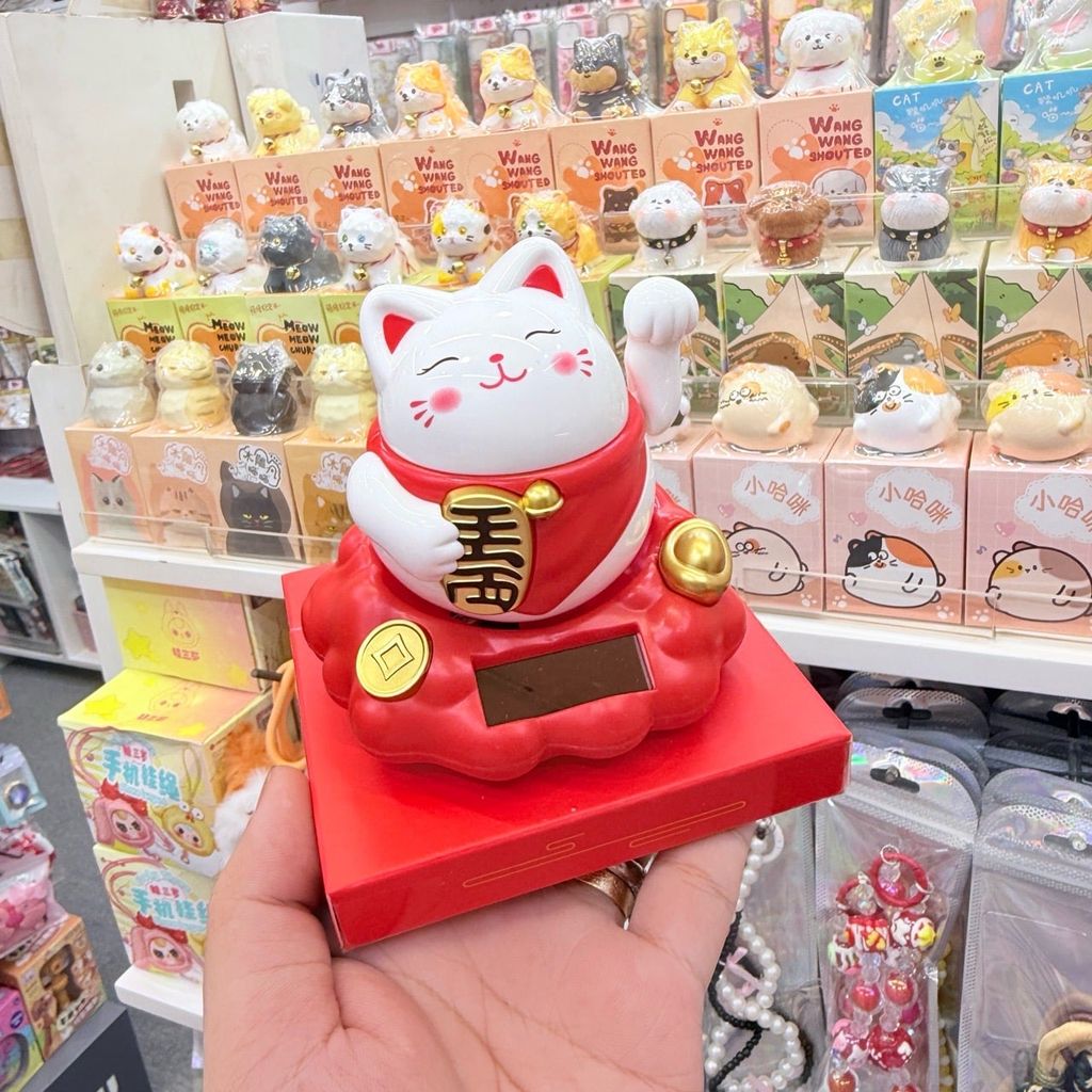 Mèo Thần Tài To Tròn Quay Mang Yếm - Năng Lượng - Tết 2026