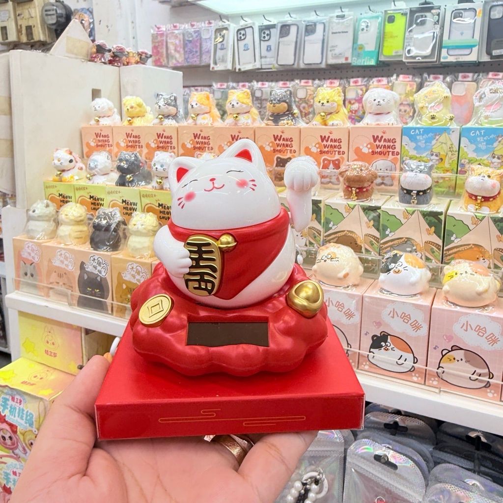 Mèo Thần Tài To Tròn Quay Mang Yếm - Năng Lượng - Tết 2026