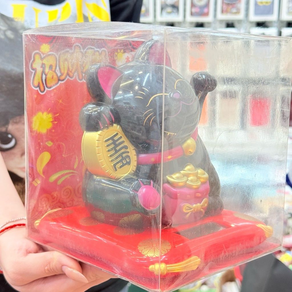 Mèo Thần Tài Cầm Liểng Ngồi Dưới Túi Vàng - Năng Lượng - Tết 2026