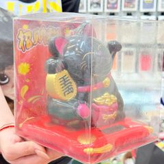 Mèo Thần Tài Cầm Liểng Ngồi Dưới Túi Vàng - Năng Lượng - Tết 2026