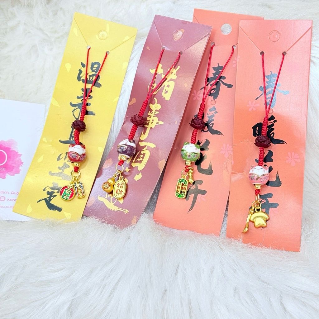 Móc Treo Điện Thoại Mèo Thần Tài Mèo Lớn Mèo Nhỏ – Phụ Kiện Trang Trí Nhiều Màu Kèm Hoa Sen & Charm