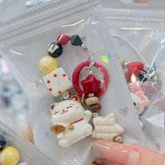 Móc Treo/ Móc Khóa Mèo Trắng Cầm Quạt Vàng Nhiều Charm Tết 2026
