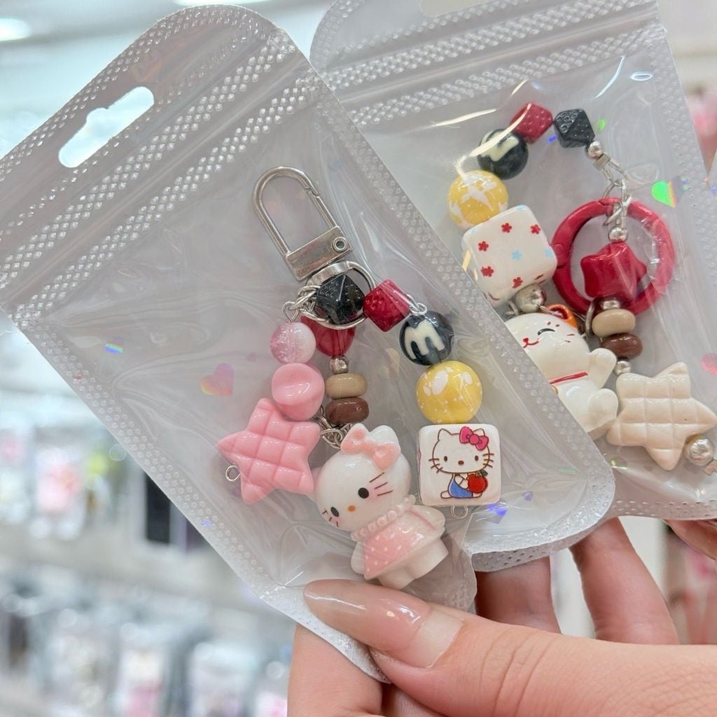 Móc Treo/ Móc Khóa Mèo Trắng Cầm Quạt Vàng Nhiều Charm Tết 2026