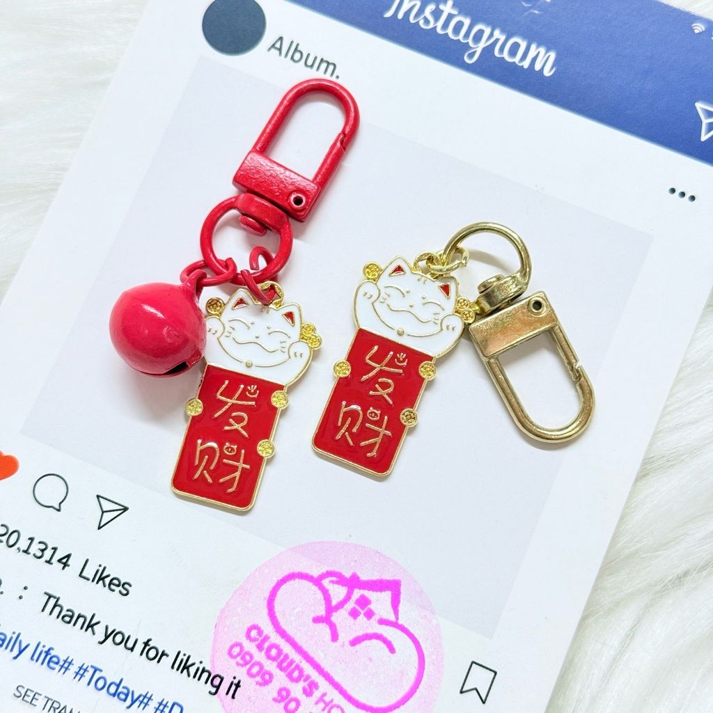 Móc treo/ Móc Khóa Mèo Thẻ Cầm Liểng Kèm Chuông