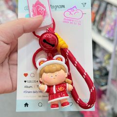 Móc Khóa Cô Gái Cosplay Nhựa Bóng Dây Đỏ Tết 2026