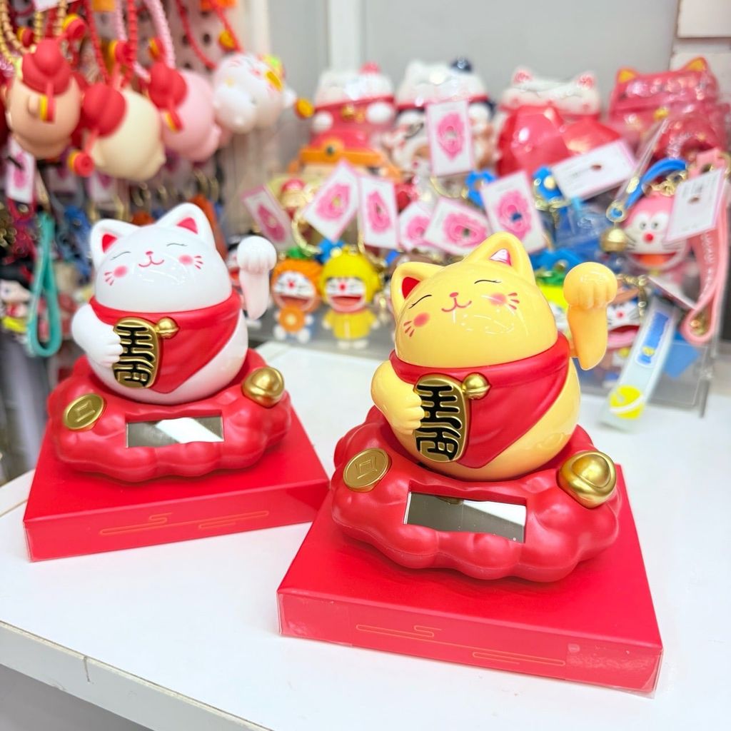 Mèo Thần Tài To Tròn Quay Mang Yếm - Năng Lượng - Tết 2026