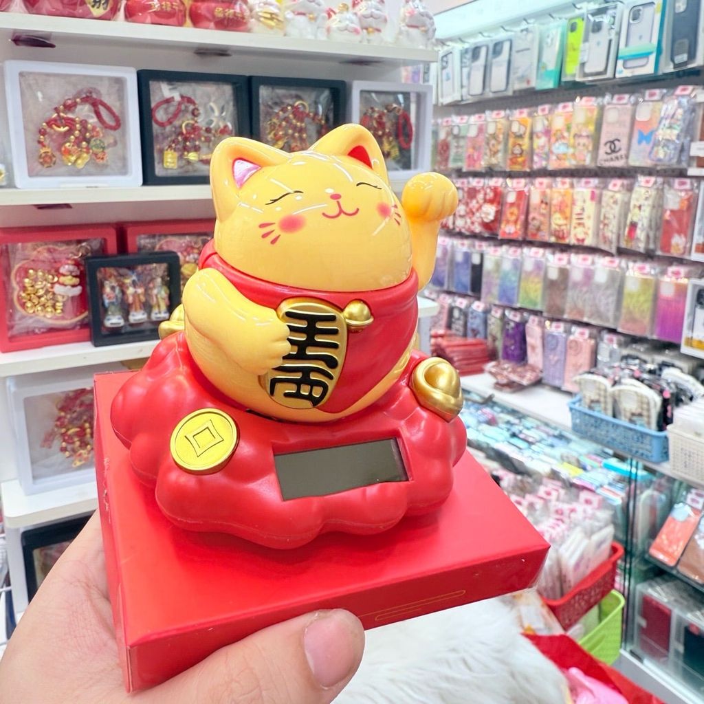 Mèo Thần Tài To Tròn Quay Mang Yếm - Năng Lượng - Tết 2026