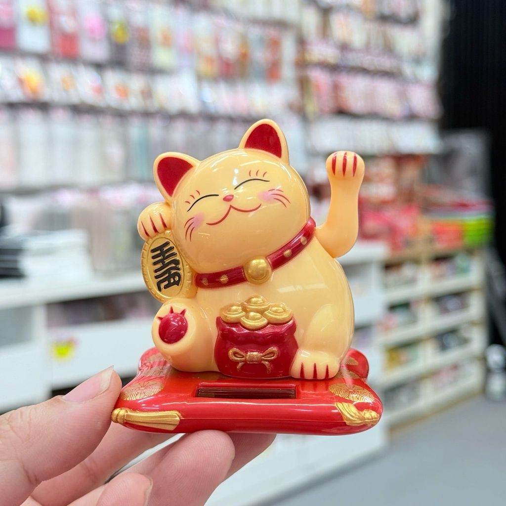 Mèo Thần Tài Cầm Liểng Ngồi Dưới Túi Vàng - Năng Lượng - Tết 2026